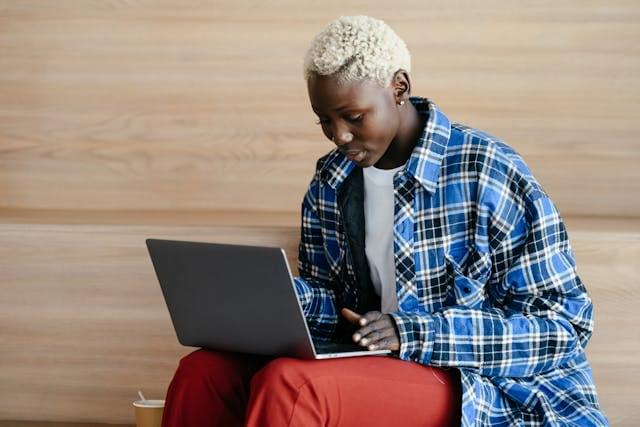 Человек пишет сообщение на ноутбуке